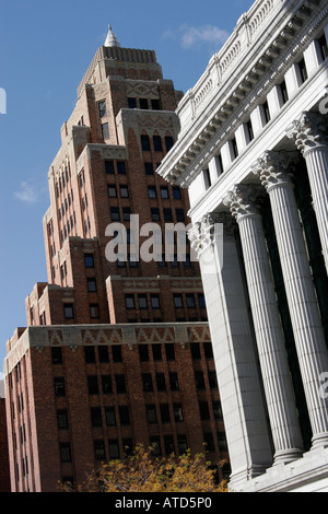 Milwaukee Wisconsin, East Wisconsin Avenue, Northwestern Mutual Life Building 1914, Wisconsin Gas Building 1930, les visiteurs voyagent à destination de touristes Banque D'Images