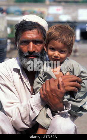 Parler ourdou homme pakistanais tenant son garçon dans ses bras yyoung à Peshawar Pakistan route Dir Banque D'Images