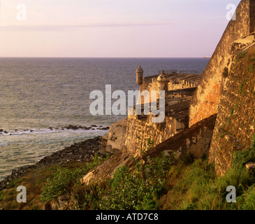 Forteresse El Morro surplombe l'océan à San Juan Puerto Rico Banque D'Images