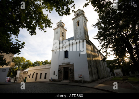 Une vieille dame passe devant l'Iglesia Matriz la plus ancienne église de la ville historique de Coloñia del Sacramento Uruguay Banque D'Images