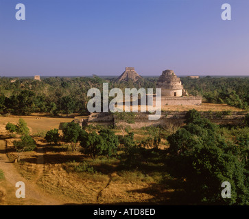 Vue éloignée d'El Castillo et l'Observatoire la pyramide de Chichen Itza au Mexique de la péninsule du Yucatan Banque D'Images