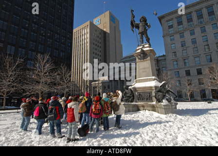 Groupe de jeunes touristes devant les Monument Jacques Cartier à Place d'armes Vieux Montréal Québec Canada Banque D'Images