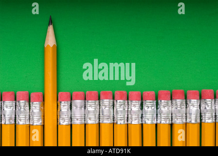 Un crayon bien aiguisé au milieu d'un nombre de crayons gomme. Banque D'Images