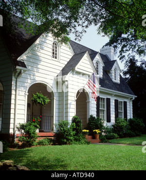 Close up Vue de face d'un vieux blanc restauré maison de deux étages avec une entrée voûtée Banque D'Images