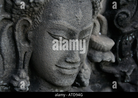 Un sourire énigmatique d'un détail en haut du Bayon monument Banque D'Images