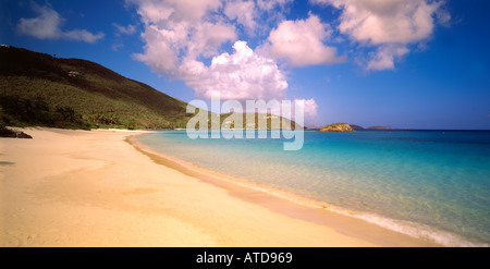 Paysage tropical de clapotis des eaux des Caraïbes le rivage de Cinnamon Bay St John US Virgin Islands Banque D'Images