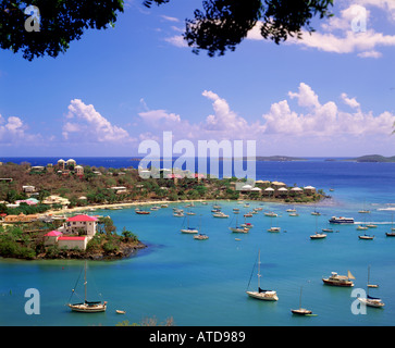 Vue de dessus de la Caribbean Village et le port de Cruz Bay sur l'île de Saint John US Virgin Islands Banque D'Images