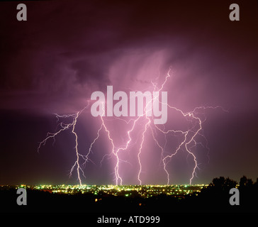 Affichage spectaculaire des éclairs d'un ensemble de prise de nuit de tempête ciel au-dessus des lumières de la ville Banque D'Images