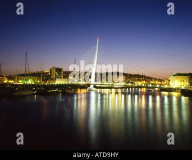 SA1 Voile Pont et rivière Tawe nuit à Swansea Marina South Wales UK Banque D'Images