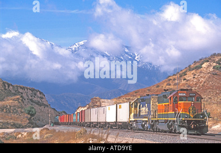 Deux moteurs de BNSF 6804 et 6364 près du sommet de la Cajon Pass en Californie du sud transportant des conteneurs d'expédition Banque D'Images