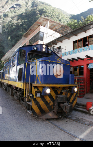 Train de voyageurs arrivant à Machu Picchu Pueblo, Aguas Calientes, Pérou Banque D'Images