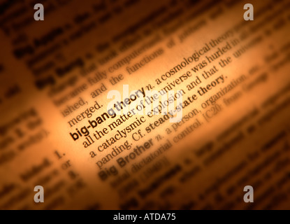 CLOSE UP DE LA PAGE DICTIONNAIRE DÉFINITION DU MOT THÉORIE DU BIG BANG Banque D'Images