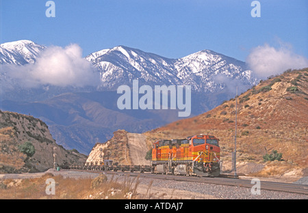 Les moteurs diesel l'ascension de la Cajon Pass Banque D'Images