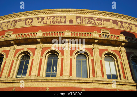 Vue extérieure au coucher du soleil, le Royal Albert Hall, Kensington, Londres, Angleterre, Royaume-Uni Banque D'Images