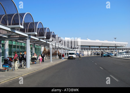 Niveau de départ, des bâtiments du terminal, l'aéroport international Ferihegy de Budapest, Budapest, Hongrie Banque D'Images