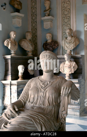 Sculpture et de bustes d'empereurs romains dans le Palazzo Nuovo au Musées du Capitole à Rome, Italie Banque D'Images