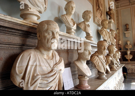 Les bustes d'empereurs romains dans le Palazzo Nuovo au Musées du Capitole à Rome, Italie Banque D'Images