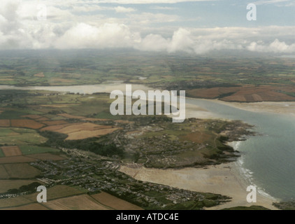 Vue aérienne de Polzeath Daymer bay et l'estuaire de Camel en face de Padstow Cornwall England UK Europe Banque D'Images