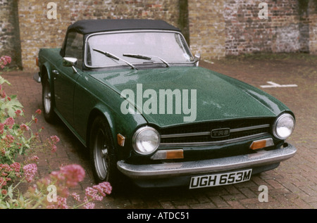 Triumph TR6 dans British Racing Green vue avant la motivation de l'entreprise à long terme l'effort de campagne steer automobile britannique Banque D'Images