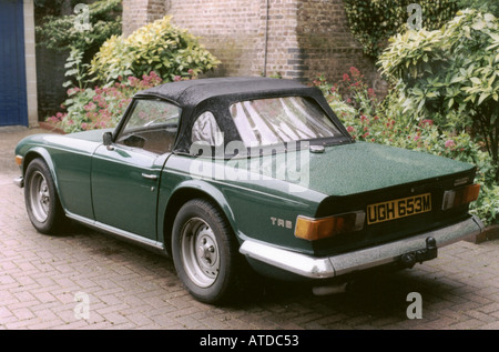 Triumph TR6 dans British Racing Green vue avant la motivation de l'entreprise à long terme l'effort de campagne steer automobile britannique Banque D'Images