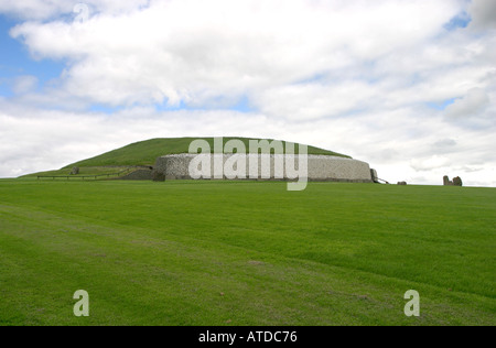 Le monticule principal de Newgrange, dans le comté de Meath Irlande Banque D'Images