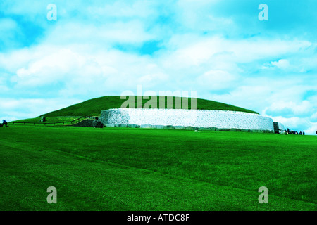 Le monticule principal de Newgrange, dans le comté de Meath Irlande Banque D'Images