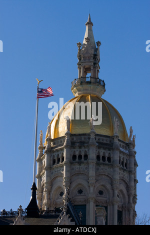 Détail de la coupole sur le Hartford State Capitol building avec le drapeau américain Banque D'Images