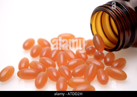 Libre de vitamines de répandre de la bouteille on white Banque D'Images