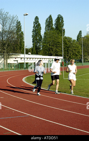 Sports à Paris France, stades sportifs, "Léo Lagrange" "Bois de Vincennes" Femmes françaises porteur en dehors de la voie Banque D'Images