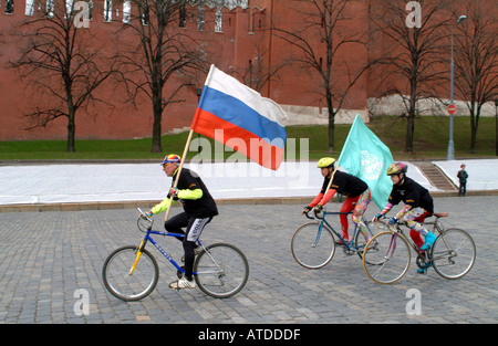 Les cyclistes sur la Place Rouge Moscou La Russie avec le russe et l'Organisation des Nations Unies Fédération Drapeaux Banque D'Images