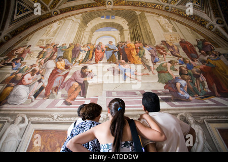 Les visiteurs d'admirer l'École d'Athènes peinture, Rapahel's rooms, Musées du Vatican Banque D'Images