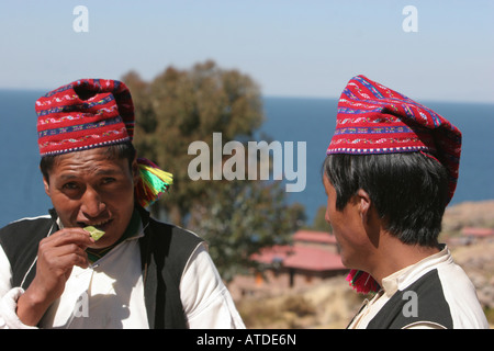 Deux hommes péruvien cacao partager laisse une forme traditionnelle de l'accueil sur l'île de Taquile Banque D'Images