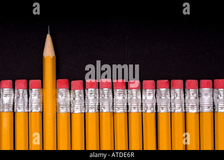 Un crayon bien aiguisé au milieu d'un nombre de crayons gomme jusqu Banque D'Images