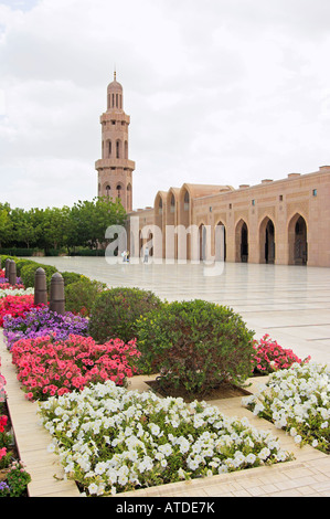 Minaret et d'accompagnement [fleurs] à l'intérieur Grande Mosquée Sultan Qaboos Muscat Oman Banque D'Images