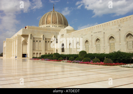 Dôme de grande salle de prière Grande Mosquée Sultan Qaboos Muscat Oman Banque D'Images