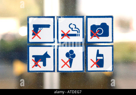 Signes sur l'entrée de l'aéroport de Bratislava - pas d'armes à feu, ne pas fumer, pas de photos, pas de chiens, Pas de mobile, pas de glace Banque D'Images