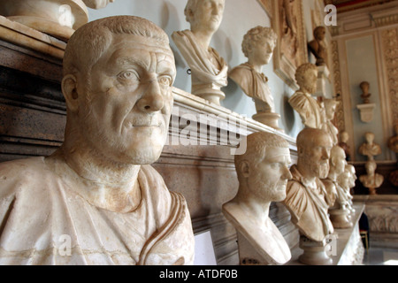 Les bustes d'empereurs romains dans le Palazzo Nuovo au Musées du Capitole à Rome, Italie Banque D'Images