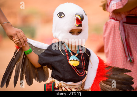 Les jeunes Indiens de San Juan Pueblo Eagle Dance Inter Tribal Gallup Gallup de cérémonie indienne Nouveau Mexique Banque D'Images