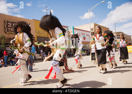 San Juan Pueblo Indien Buffalo Dancers Défilé Samedi Inter Tribal Gallup Gallup de cérémonie indienne Nouveau Mexique Banque D'Images