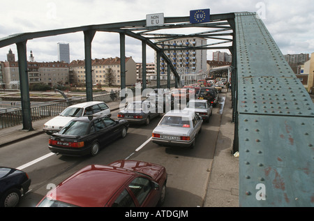 Attente d'une voiture sur un pont à la frontière germano-polonaise à Francfort sur l'Oder Banque D'Images