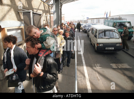 Les gens sur le pont à la frontière germano-polonaise à Francfort sur l'Oder Banque D'Images