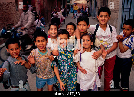 Les marocains, les enfants marocains, garçons et filles, étudiants, écoliers, contact oculaire, vue avant, Marrakech, Maroc, Afrique du Nord, Afrique Banque D'Images