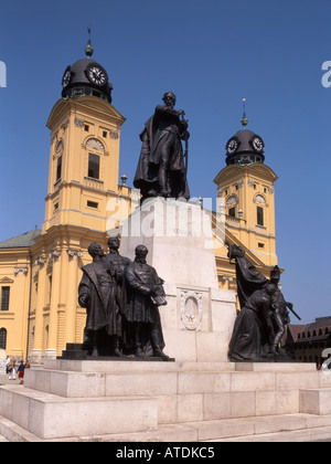 Debrecen, Hongrie. Grande église calviniste (1821-23) néoclassique. (Architecte Michaly Pechy) à Kossuth ter (carré) Statue: Lajos Kossuth Banque D'Images