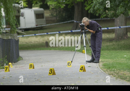 Scène de crime team examine les preuves UK Banque D'Images