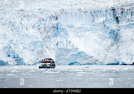 Bateau d'Klondike Express en face de Surprise Glacier sur Prince William Sound, Alaska Banque D'Images