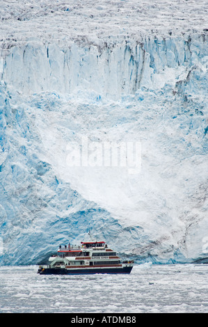 Bateau d'Klondike Express en face de Surprise Glacier sur Prince William Sound, Alaska Banque D'Images