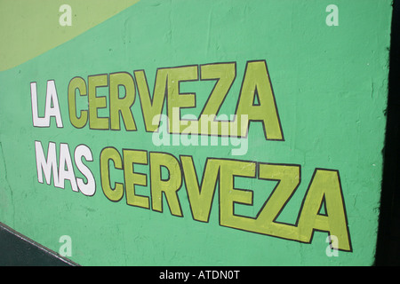 Publicité signe vert et blanc La lecture de bière Cerveza Mas Cervesa peint sur le côté d'un immeuble à Cusco Pérou Banque D'Images