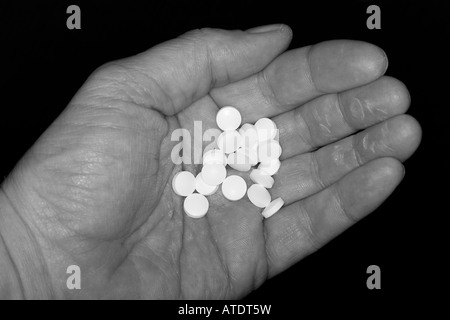 Une main courante generic white pills Banque D'Images