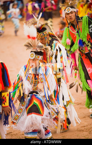 Les danseurs en herbe Grande Entrée de powwow cérémonial indien Inter Tribal Gallup Gallup au Nouveau-Mexique Banque D'Images