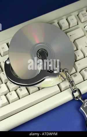 Clavier de l'ordinateur avec le CD et des menottes Banque D'Images